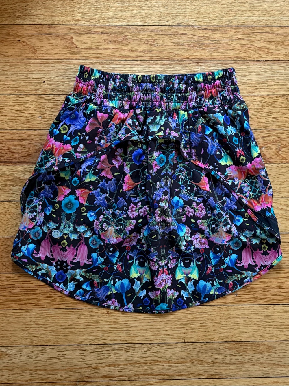 13. Size 0 LULULEMON Black Floral Patterned Hotty Hot Skirt